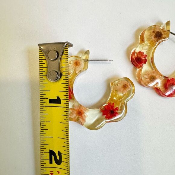 Dried  Flower Acrylic Hoop Earrings - Picture 6 of 8